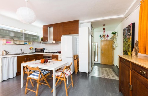 El Baix Guinardo Apartment | Explore Lodging Sagrada Familia & Sant Pau - 4-Star Stay