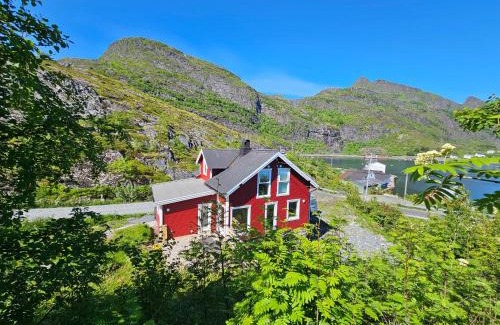 Sørvagen House | Discover Lofoten Finnhavn Øvre: Pet-Friendly Retreat