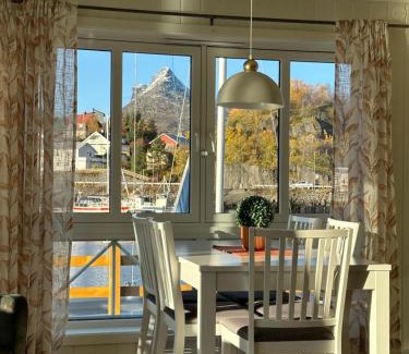 Svolvaer Apartment | Discover Lofoten Rorbuer: Family-Friendly Retreat with Kitchen