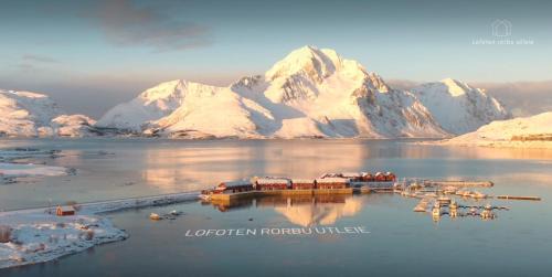 Vestvagøy Apartment | Experience Lofoten Rorbuutleie - Lilleeidet with Ocean Views