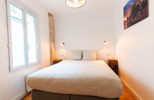 17th Arrondissement Apartment | Elegant 4-Bedroom Loft in Montmartre with Air Conditioning