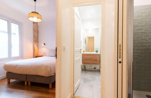 17th Arrondissement Apartment | Elegant 4-Bedroom Loft in Montmartre with Air Conditioning