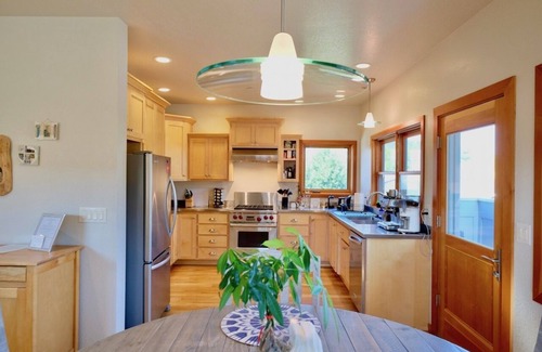 Mount Shasta House | Premier Stay at Loft @ 420 on Chestnut - Breakfast Included