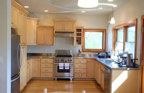 Mount Shasta House | Premier Stay at Loft @ 420 on Chestnut - Breakfast Included