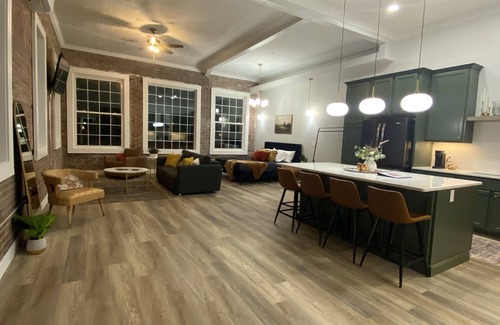 Du Quoin Apartment | Downtown Loft Apartment - Perfect for Families, Rated 10/10
