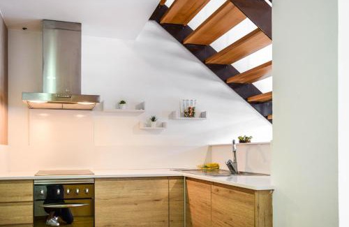 Besalu Apartment | Central Loft Besalú: Cozy Family-Friendly Retreat
