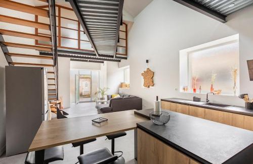 Cognac Apartment | Cozy Loft Retreat: Pet Friendly & Guest Rated 9/10