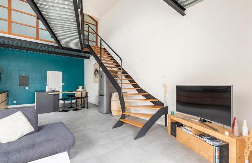 Cognac Apartment | Cozy Loft Retreat: Pet Friendly & Guest Rated 9/10