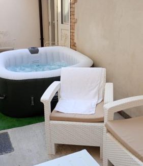 Forli House | Child-Friendly LOFT CON CORTILE with Relaxing Hot Tub