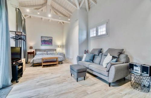 San Lazzaro di Savena House | Oceanfront Bliss at Villa Govi-Pancaldi - Rated 9.5/10
