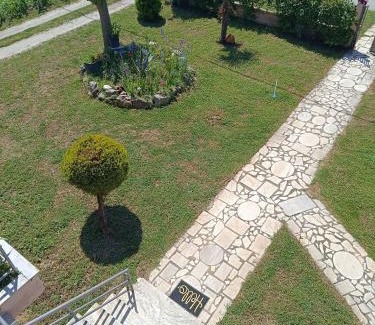 Palamas Apartment | Budget-Friendly Loft with Hot Tub & Breakfast Amenities