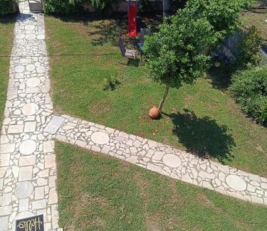 Palamas Apartment | Budget-Friendly Loft with Hot Tub & Breakfast Amenities