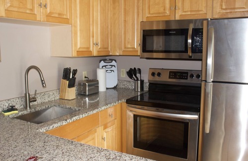 Downtown Cleveland Apartment | Cozy Loft in Cleveland with Fast Wi-Fi and Fireplace
