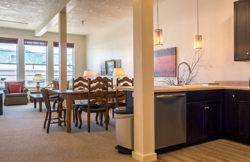 Grants Pass Apartment | Cozy Loft in Grants Pass Center: Top-Rated Amenities Await