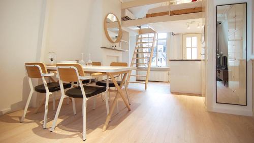De Weteringschans Bed & Breakfast | Cozy Loft Leidsegracht - Highly Rated with Breakfast Included