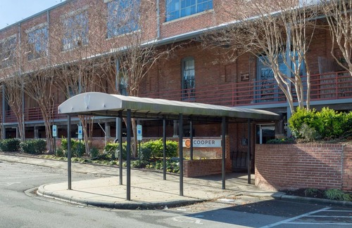 Downtown Apartment | Stylish Loft Retreat in the Vibrant Warehouse District