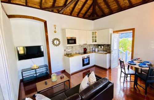 El Paso House | Downtown Loft Los Laureles with Pool & Spa Amenities