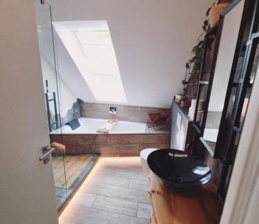 Nittendorf Apartment | Loft mit Whirlwanne - Stadtnah!