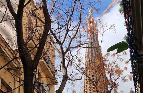 La Sagrada Familia Apartment | Stylish Loft Near Sagrada Familia with Hot Tub Access