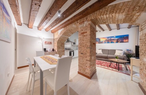 Cannaregio Apartment | Stylish Loft with Exposed Beams & Family-Friendly Amenities