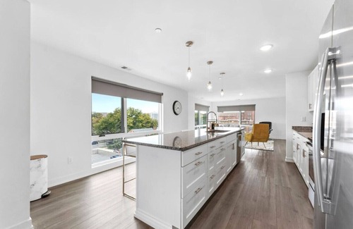 Wyandotte Apartment | Loft, Open Concept, Balcony 2 Bed, Pool Gym, Wifi