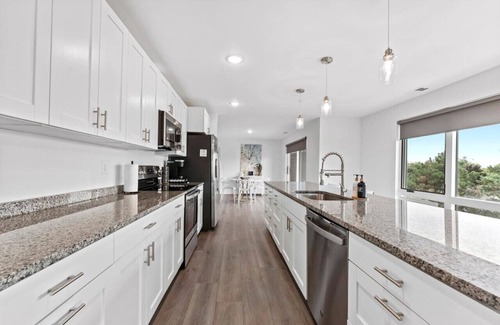 Wyandotte Apartment | Loft, Open Concept, Balcony 2 Bed, Pool Gym, Wifi