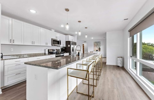 Wyandotte Apartment | Loft, Open Concept, Balcony 2 Bed, Pool Gym, Wifi