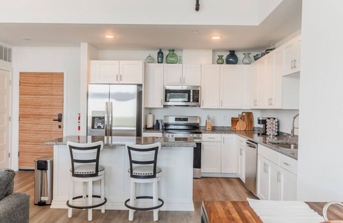 Wyandotte Apartment | Relaxing Penthouse with Balconies, Pool & Gym Access