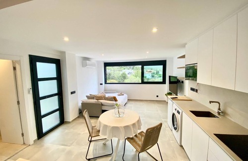Vallpineda Apartment | Tranquil Loft for Family Getaways and Relaxation