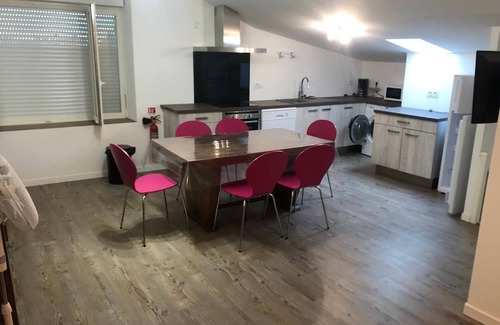 Saint-Christoly-Medoc House | Roomy Loft for 6-10 Guests with Family-Friendly Amenities