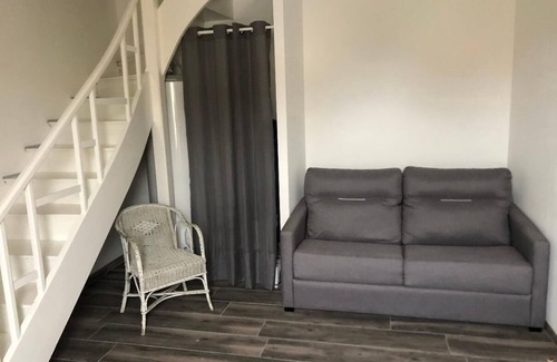 Saint-Christoly-Medoc House | Roomy Loft for 6-10 Guests with Family-Friendly Amenities