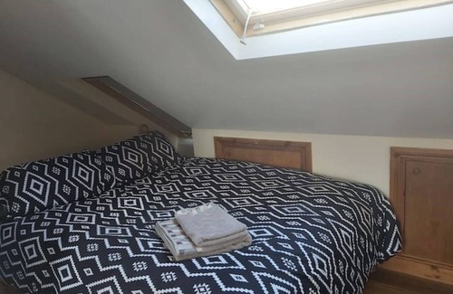 Thornton Heath Apartment | Cozy Loft with Private Bath, Kitchen & Pool Access