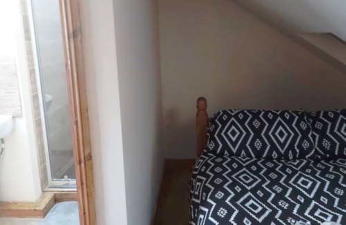 Thornton Heath Apartment | Cozy Loft with Private Bath, Kitchen & Pool Access