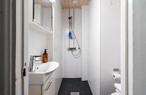 Alppiharju Apartment | Trendy Loft Studio in Kallio, Steps from Metro Access