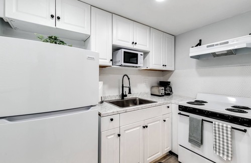 Virginia Gardens Apartment | Trendy Loft-Style 1 Bedroom Apt with Fast Wi-Fi & Pool