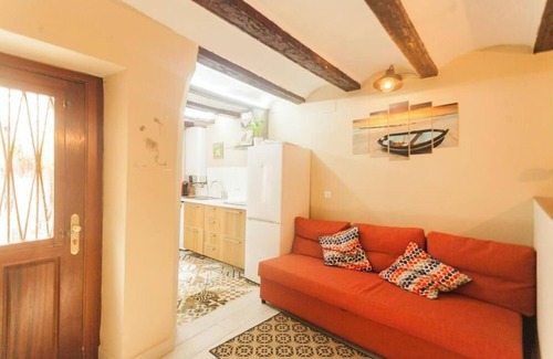 Barrio del Carmen Apartment | Cozy Loft in Valencia's Ciutat Vella with Spa & Kitchen