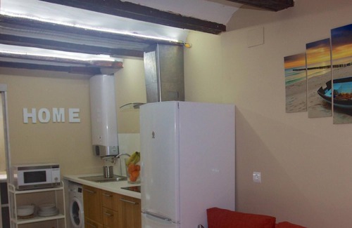 Barrio del Carmen Apartment | Cozy Loft in Valencia's Ciutat Vella with Spa & Kitchen