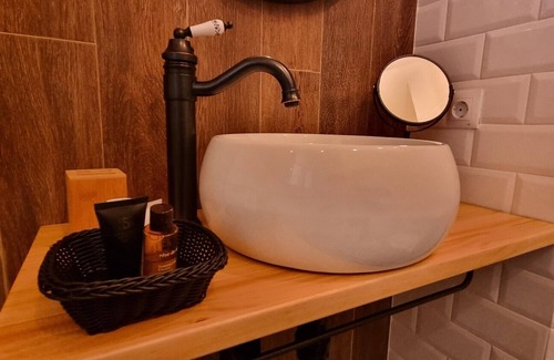 Santander Apartment | Vintage Loft with Spa and Kitchen Amenities Await You