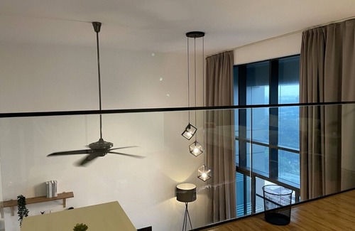 Sungai Penchala Apartment | Relaxing Loft with City View, Netflix & Breakfast Included
