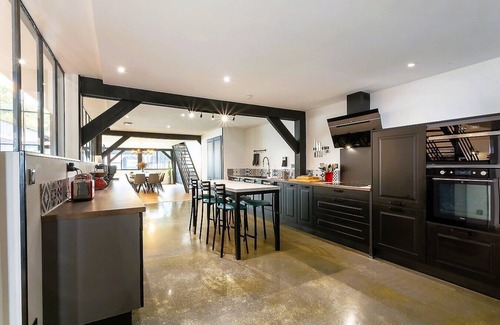 Vouvray House | Indulgent Loft with Pool and Kitchen for Unforgettable Stays