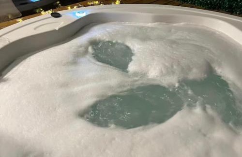 Mariscal Apartment | Cozy Loft with Hot Tub in Mariscal for Romantic Getaways