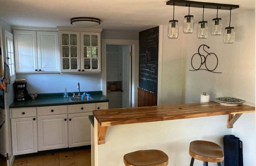 Shelburne Apartment | Cozy 1 Bedroom Retreat in Historic Downtown Shelburne
