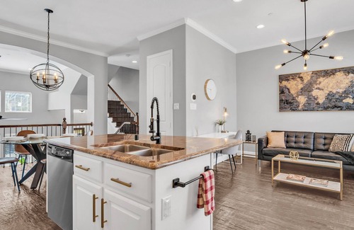 Legacy Park House | Stylish Urban Hideaway with Breakfast & BBQ at Legacy