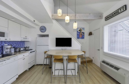 Napeague Apartment | Elegant Loftly Living: 1 BR with Oceanfront Views