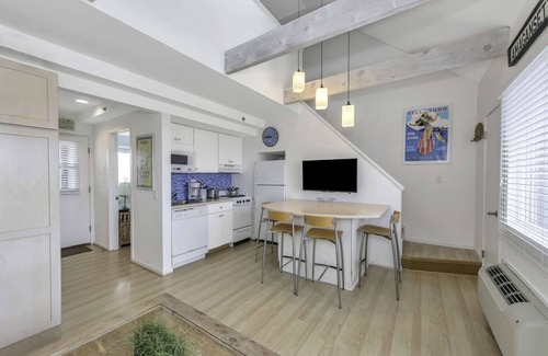 Napeague Apartment | Elegant Loftly Living: 1 BR with Oceanfront Views