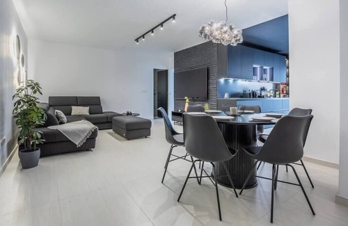 Madliena Apartment | LoftNoir Sliema: Spacious and very close to seafront