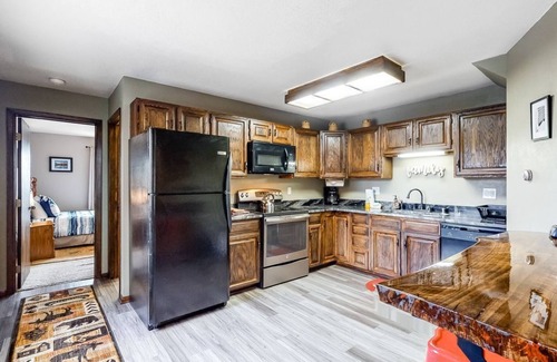 Wildernest Condo | Charming Condo with Mountain & Lake Views, Pool Access