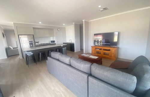 Melville House | Lofty's Shack - Modern 3 bedroom, Free WiFi!, Off peak special!
