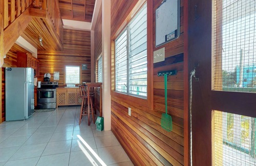 Caye Caulker Cottage | Exceptional Lofty Space with Private Veranda & Free WiFi