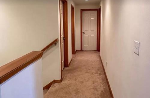 Kenmore House | Enjoy Comfort at Log Boom Park with Restaurant & Kitchen